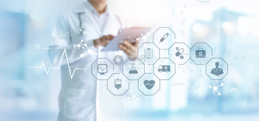 医生和听诊器在医院背景的虚拟屏幕界面上使用带有图标医疗网络连接的平板电脑现代图片