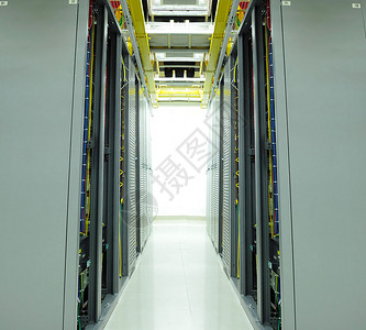 网络中枢和接线电缆在数据中心连接到服务图片