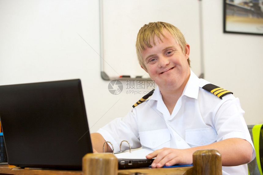 年轻残疾飞行员在办公图片