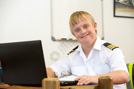 年轻残疾飞行员在办公图片