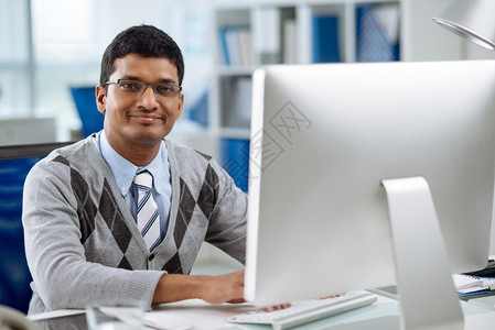 在计算机上工作的微笑软件开发人员图片