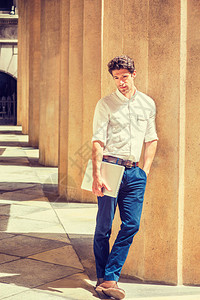 年轻的美国男子穿着白衬衫蓝色裤子棕色皮鞋图片