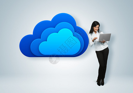 云计算概念商业女商人站在云计算图标的旁图片
