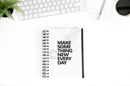 每天在日记电脑鼠标和键盘上用白色隔开的励志名言做一些新的图片