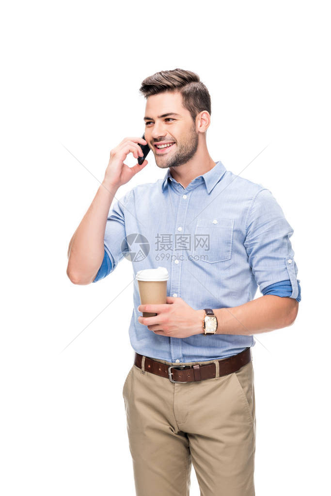 快乐的英俊男人通过电话和咖啡交谈手牵图片