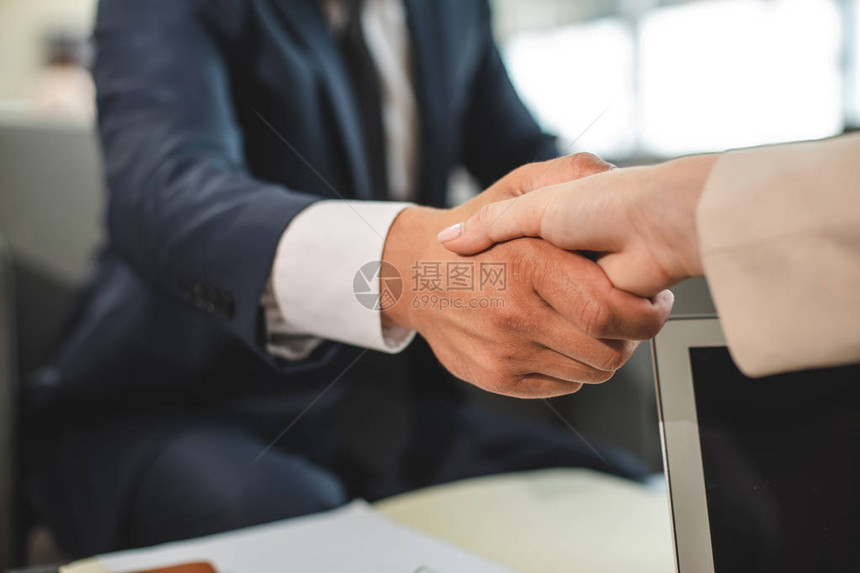 男女成为商业伙伴的亲密握手关系密切图片