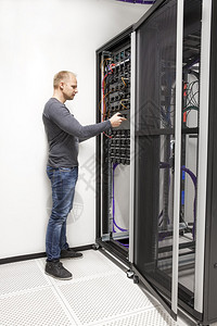 IT工程师或技术人员在数据中心使用网络布线和安图片