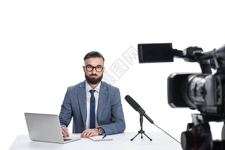 男新闻播音员坐在桌边图片
