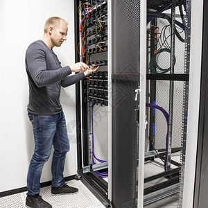 IT工程师或技术人员在数据中心使用网络布线和安图片