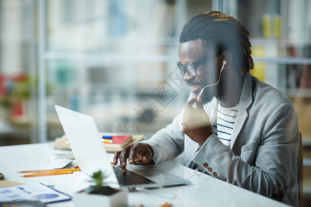 现代年轻的非洲裔美国企业家在小型办公室成功创业图片
