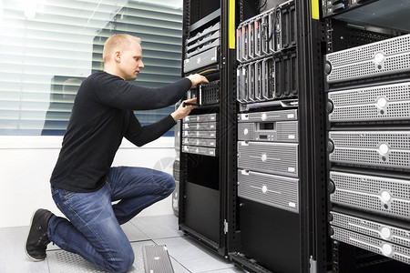 信息技术工程师或技术员在数据库中保存储域网SAN图片