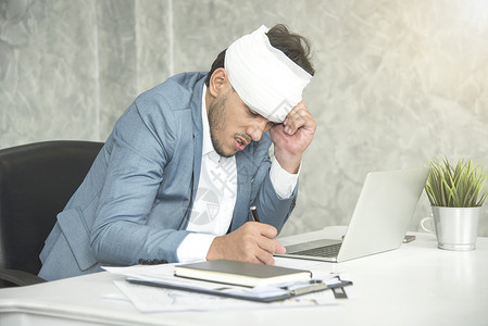 商人头痛和工作场所工伤造成的绷带图片