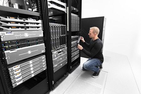 该公司在数据架中进行工程师或顾问主干网储域网SAN图片
