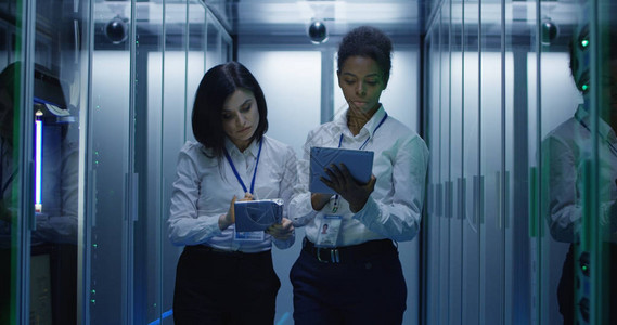 两名女在数据中心工作的中景照片图片