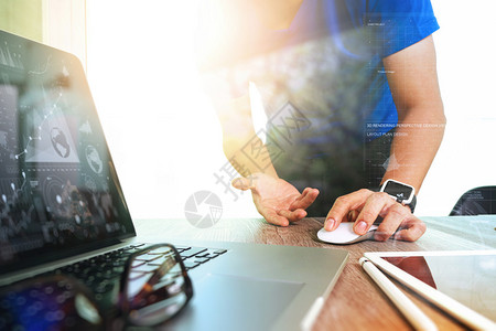 网站设计师在木桌上以数字设计图为概念工作数字平板电脑和智能手机图片