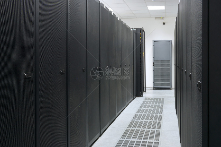 数据中心的真实服务器机房显示服务器机架电源和空调系图片