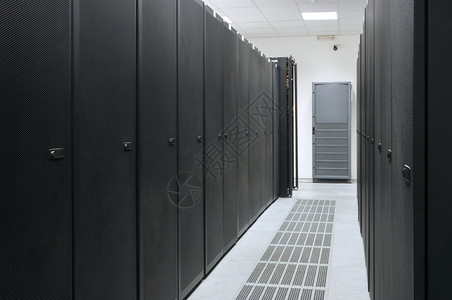 数据中心的真实服务器机房显示服务器机架电源和空调系图片