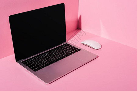 粉红色背景的空白笔记本电脑图片