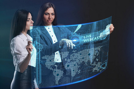 一组女商人在未来的虚拟屏幕上工作并看到题词图片