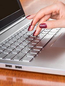 在电脑上打字的女人的手图片