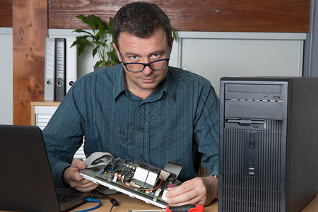 戴眼镜的男计算机工程师图片