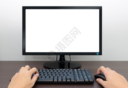 空白显示器和男手对计算机键盘和鼠图片