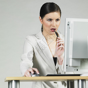 电脑前的女商人图片