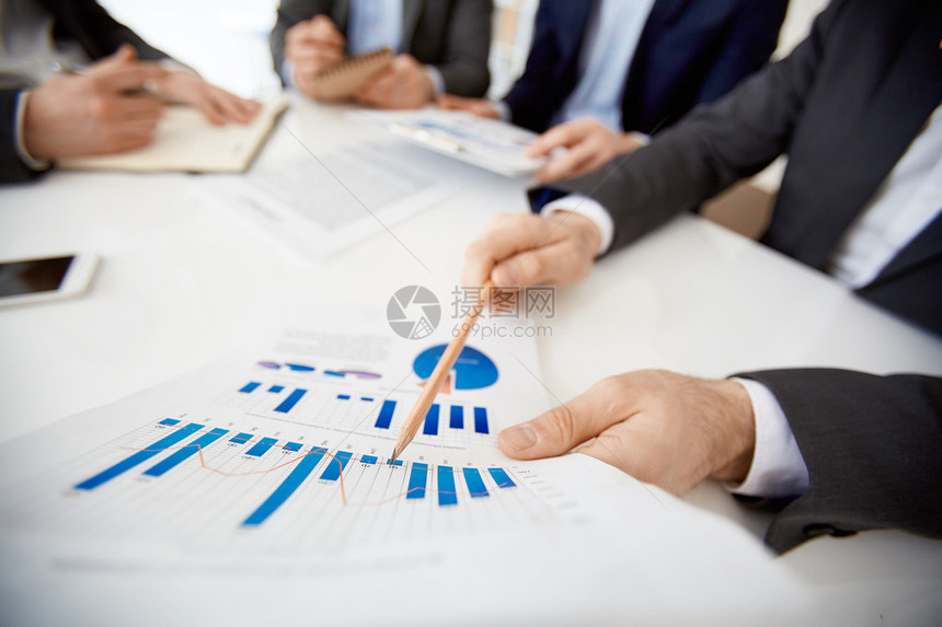 商人用办公室财务数据的纸图片