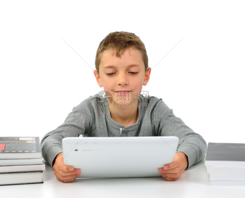 男孩阅读电子图片
