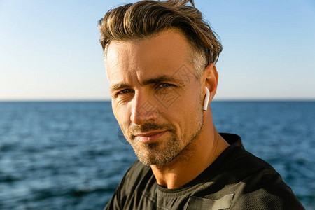成年男子的近视肖像海滨有无线耳图片