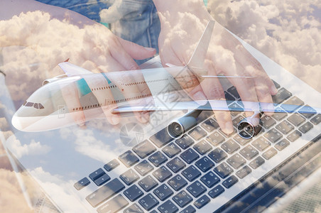 商人使用飞机和云空的计算机笔记本作为飞机上的互联网服务双重接触商业图片
