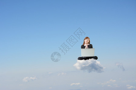 女商人坐在云上在天上使图片