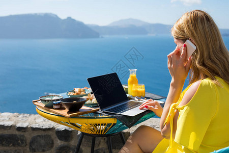 女在地中海度假期间工作的妇图片
