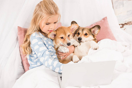 儿童躺在床上共生狗在家里使图片