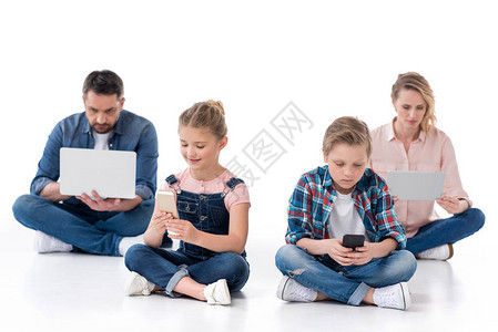 家庭使用智能手机数字平板电脑和白上隔离图片
