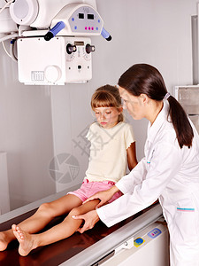 有放射科医生的小女孩图片