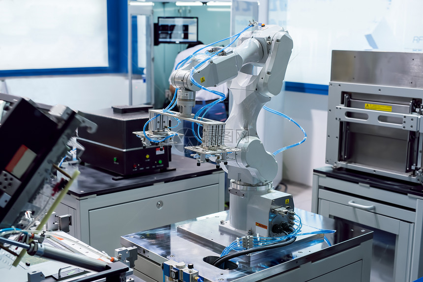 工业制造厂的机器人手动图片