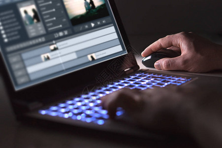 LED背景视频素材使用笔记本电脑进行视频编辑专业编辑为商业电影或电影添加特殊效果或颜色分级素材在计算机中背景