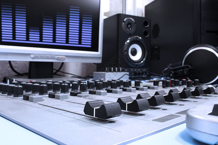 无线电演播室的控制面板图片
