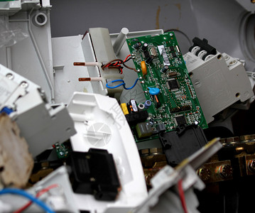 在电子废物中弃置的电子卡片危险和污染图片