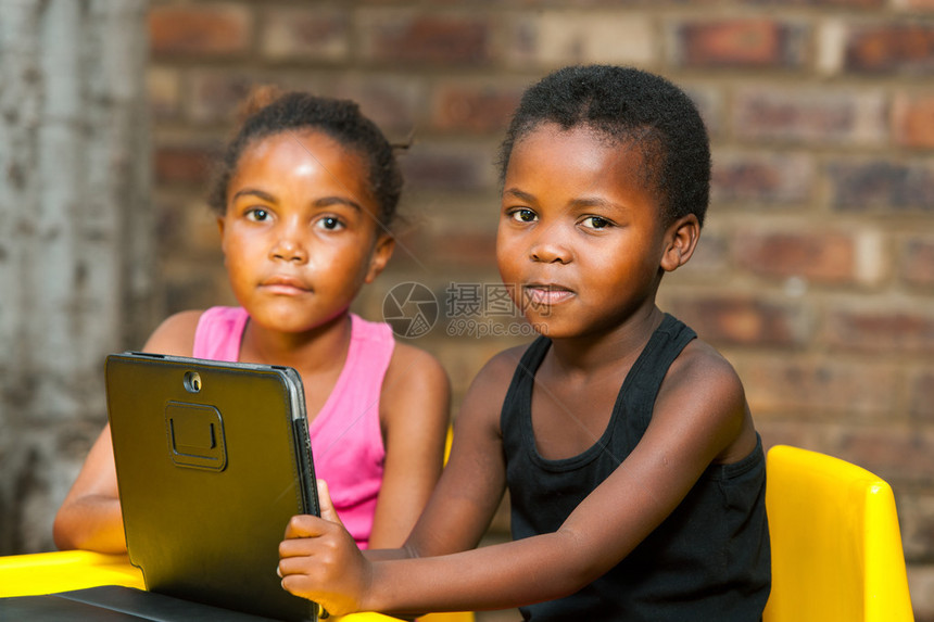 两个非洲孩子的近距离肖像与数字图片