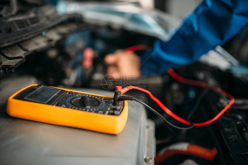 汽车修理工多米电池检查自动服务车辆电线诊断电图片