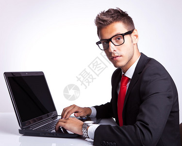 坐在电脑前的商人从侧面图片