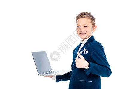 穿着商服的快乐学生男孩手提电脑显示拇指背景图片