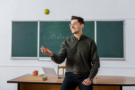 快乐的男老师在教室里扔苹果图片