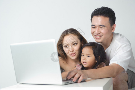 亚裔家庭与女儿使背景图片