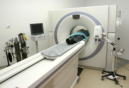 病人躺着在医院做ct扫描图片