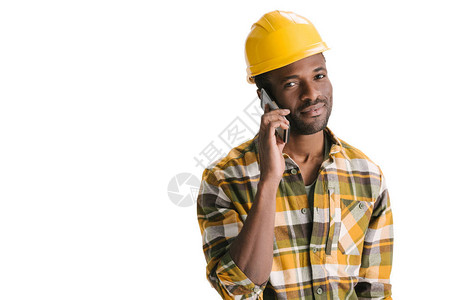 快乐的非洲美国建筑工人通过电话交谈用白图片