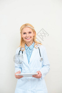 成熟的女医生白色的数字平板电脑图片