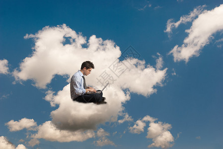 坐在云上拿着笔记本图片
